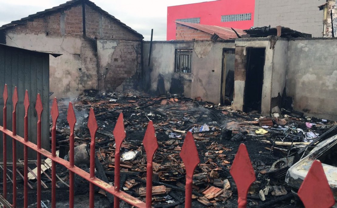 A casa, que era parcialmente de madeira, foi completamente destruída.