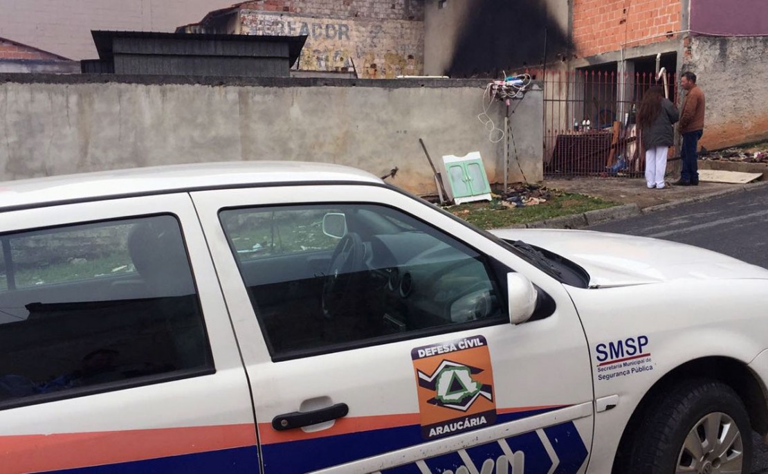  num dos cômodos, foi encontrado o corpo de um homem completamente carbonizado.