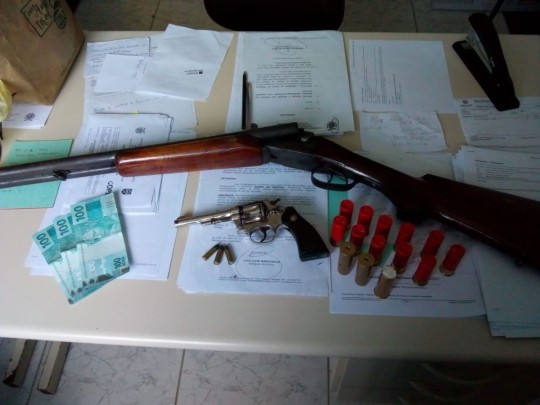 Operação apreendeu diversos documentos, além de armas de fogo e drogas. Foto: Átila Alberti/Tribuna do Paraná