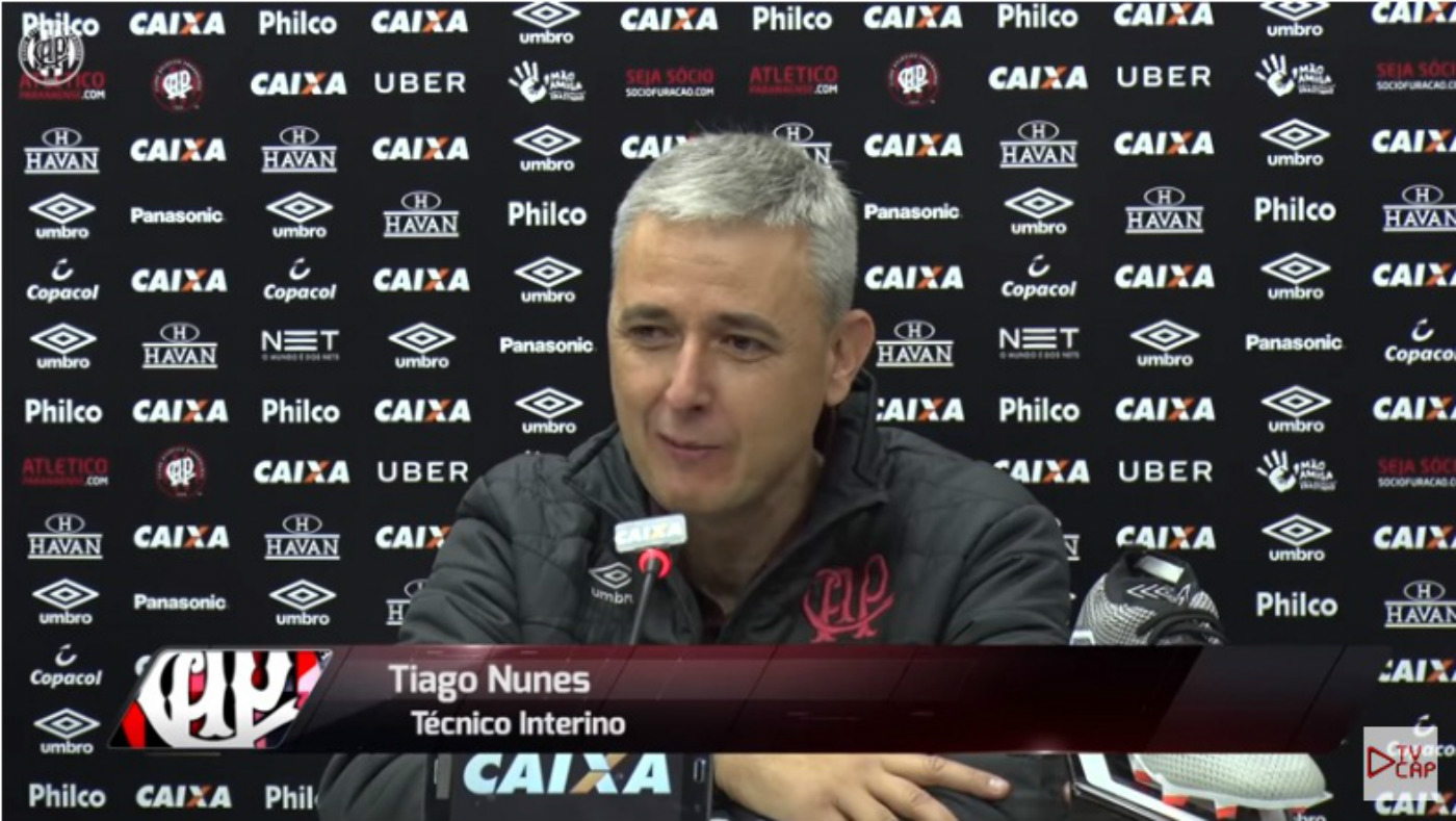 Na TV CAP, Tiago Nunes é considerado como interino. Foto: Reprodução/Youtube