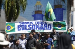 Candidato foi lembrado após sofrer atentado em Minas Gerais. Foto: Lineu Filho/Tribuna do Paraná