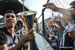 Capitão Chicão pediu uma foto com o troféu. Foto: Danilo Schleder