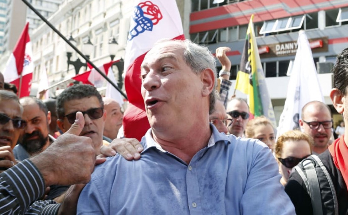 Ciro Gomes fez caminhada pelo Centro de Curitiba neste sábado (1º). Foto: Marcelo Andrade/Gazeta do Povo.