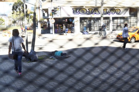 Grade no Mercado Municipal: área reúne grande quantidade de moradores de rua. Aniele Nascimento/Gazeta do Povo