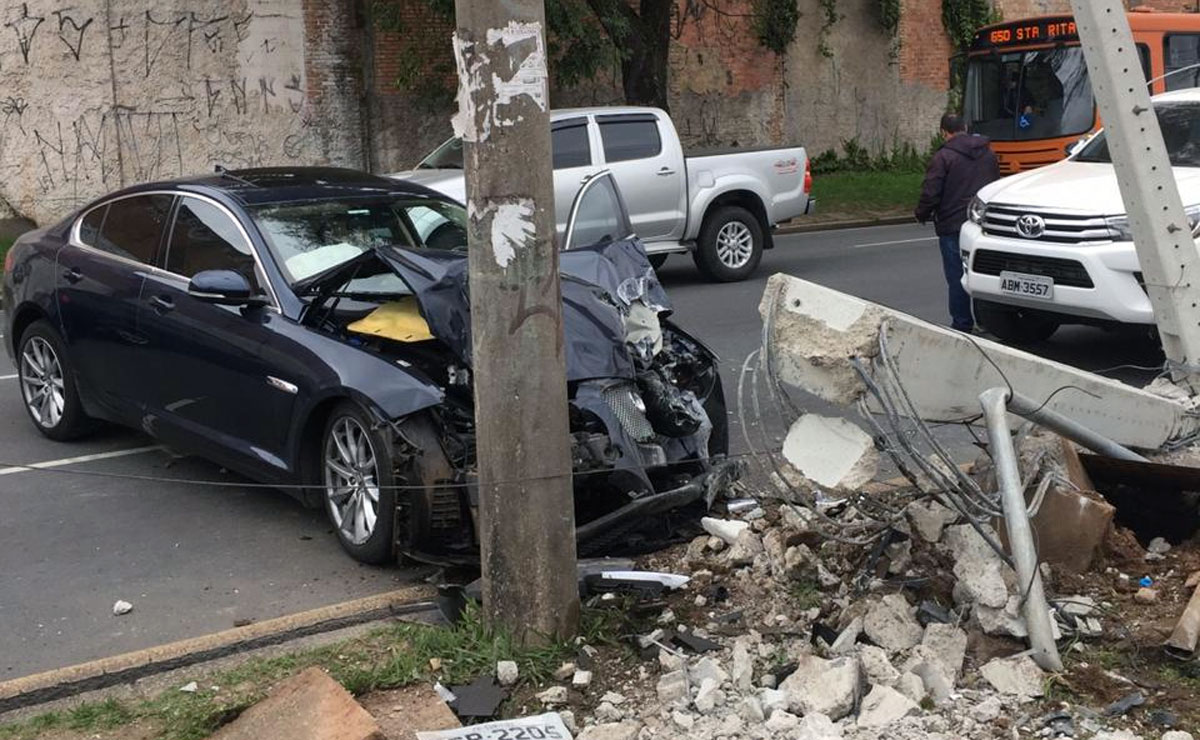 Veículo ficou com a frente totalmente destruída e o poste precisou ser trocado. Fotos: Colaboração/Marco Pires.