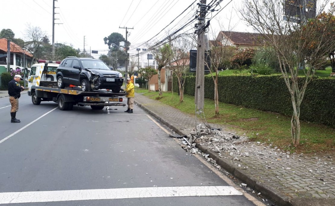 Tucson bateu contra um poste da Rua Roberto Barroso, quase na esquina com a Rua Júlio Perneta. Foto: Giselle Ulbrich/Tribuna do Paraná,