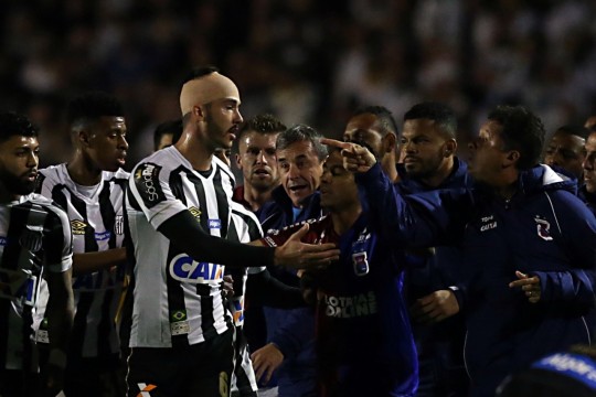 Até Claudinei Oliveira perdeu a calma, sendo excluído após uma discussão com Victor Ferraz. Foto: Albari Rosa