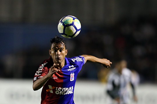Nadson acertou uma bola na trave, na única oportunidade do Paraná. Foto: Albari Rosa