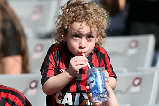 Tinha atleticano de todas as idades na Baixada. Foto: Albari Rosa