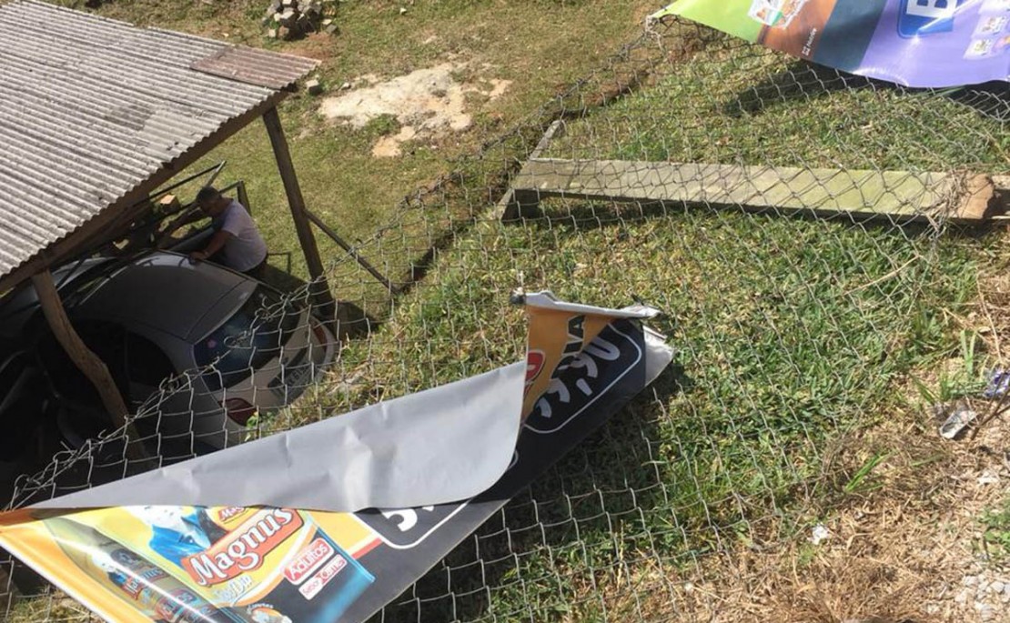 Em acidente inusitado em Colombo, carro desce barranco e acaba estacionado em garagem.