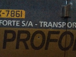 Marcas de tiros no carro-forte. Foto: Divulgação/PRF