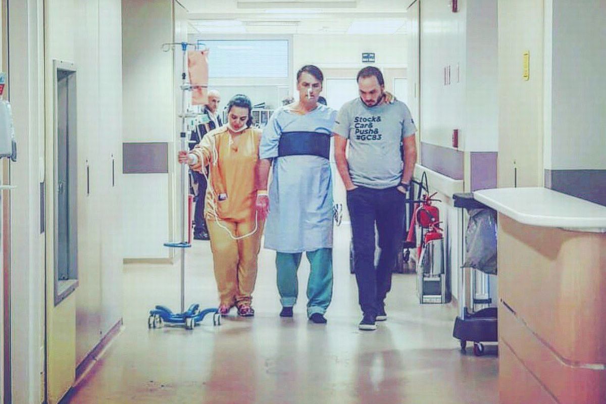 Bolsonaro com o filho Carlos e uma enfermeira, no corredor do Hospital Albert Einstein. Foto: Reprodução/Twitter