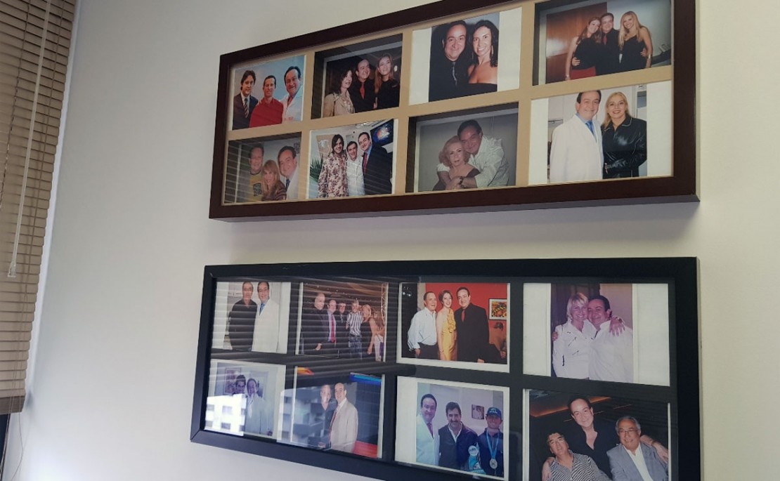 Foto no consultório mostra os famosos que teriam sido atendidos por ele. Foto: Polícia Civil.