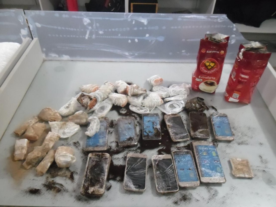 Celulares e carregadores estavam dentro de pacotes de café