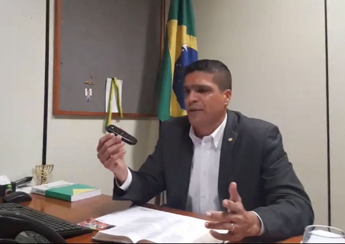 Candidato Cabo Daciolo não responde mensagens de WhatsApp porque não tem smartphone