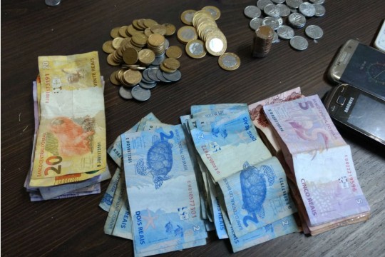 Dinheiro e celulares também foram encontrados com a suspeita. Foto: Divulgação/Polícia Civil