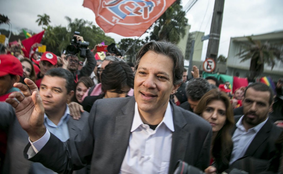 Hadda volta a Curitiba, agora como candidato, para caminhada de campanha.