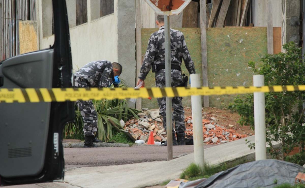 Mala com granada é encontrada no Sítio Cercado, em Curitiba.
