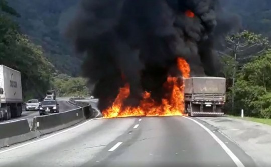 Incêndio no caminhão ocorreu no início da tarde deste sábado. Trecho chegou a ficar completamente bloqueado na BR-277 sentido Curitiba. Foto: Colaboração.