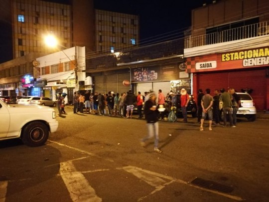 Durante a instalação das grade domingo, moradores de rua tiveram de ir para o outro lado da rua no Mercado Municipal. Camille Vieira/Defensoria Pública