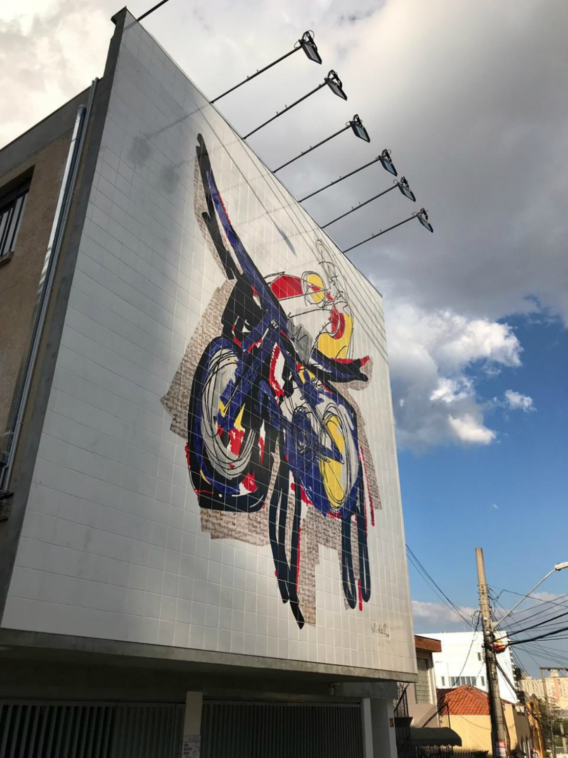 Mural está na Rua Treze de Maio, no Centro Histórico de Curitiba.