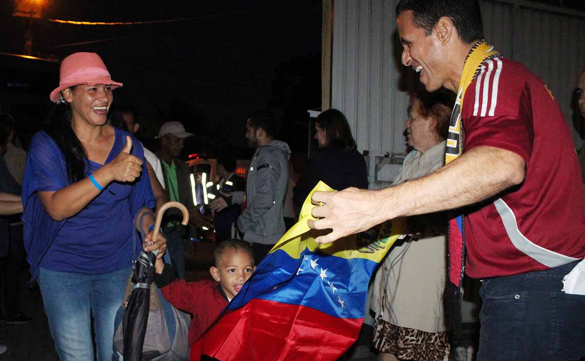 Grupo de 90 refugiados venezuelanos chega a Curitiba.