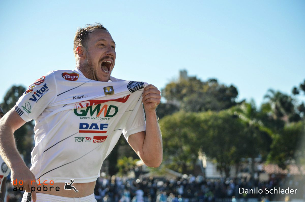 Danilo registrou várias comemorações, como a do acesso, que podem ser compradas pelos torcedores pra ficar na história. Foto: Danilo Schleder/Do Rico ao Pobre
