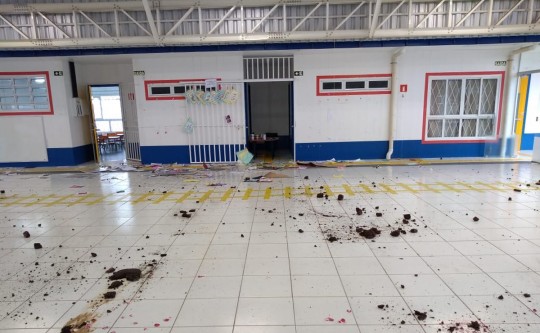 Vândalos ainda deixaram um rastro de sujeira. Foto: Colaboração