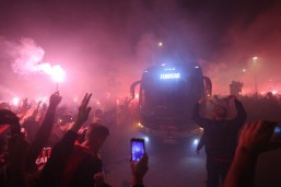 Torcida recebeu os jogadores com festa na Arena. Foto: Albari Rosa