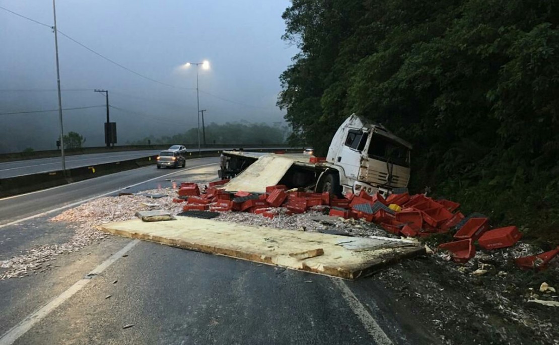 Acidente com caminhão na BR-376 deixa carga de sardinha espalhada pela pista.