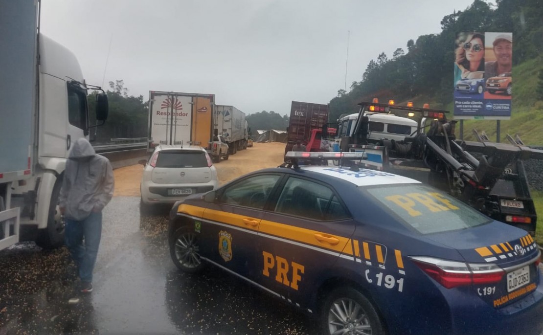 Caminhoneiro fica gravemente ferido em acidente na BR-376.