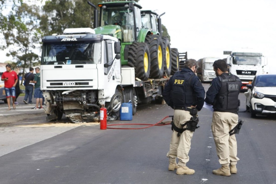 Acidente fechou totalmente o Contorno Sul, na CIC, na tarde deste domingo. Foto: Marco Charneski/Tribuna do Paraná
