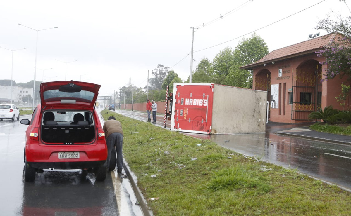 Tombamento de caminhão em marginal da Linha Verde Norte, em Curitiba.