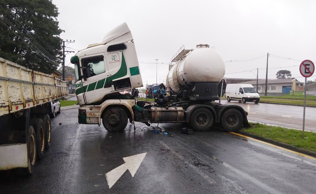 Acidente envolvendo caminhões 'tranca' marginal da Rodovia do Xisto.