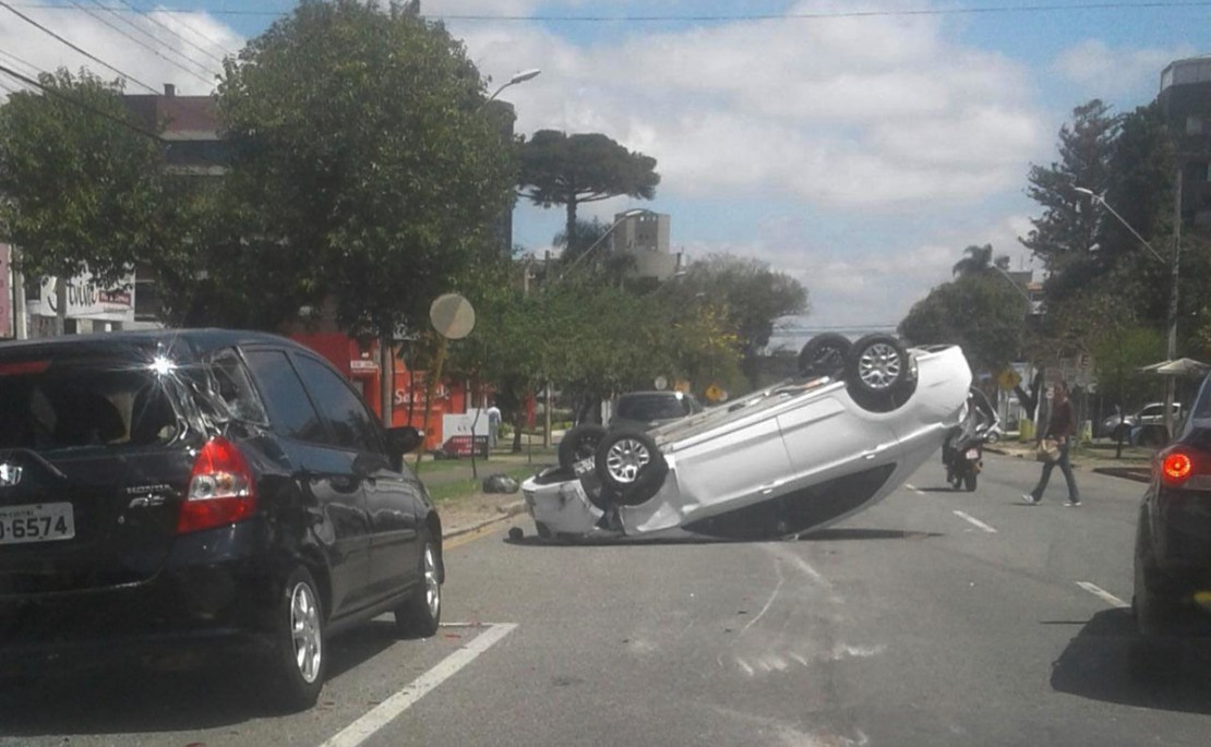 Capotamento no bairro Seminário, em Curitiba.
