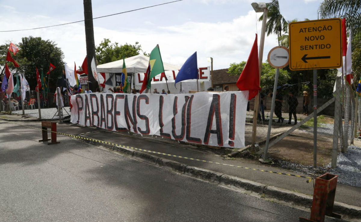 Aniversário de Lula é comemorado com festa em Curitiba.