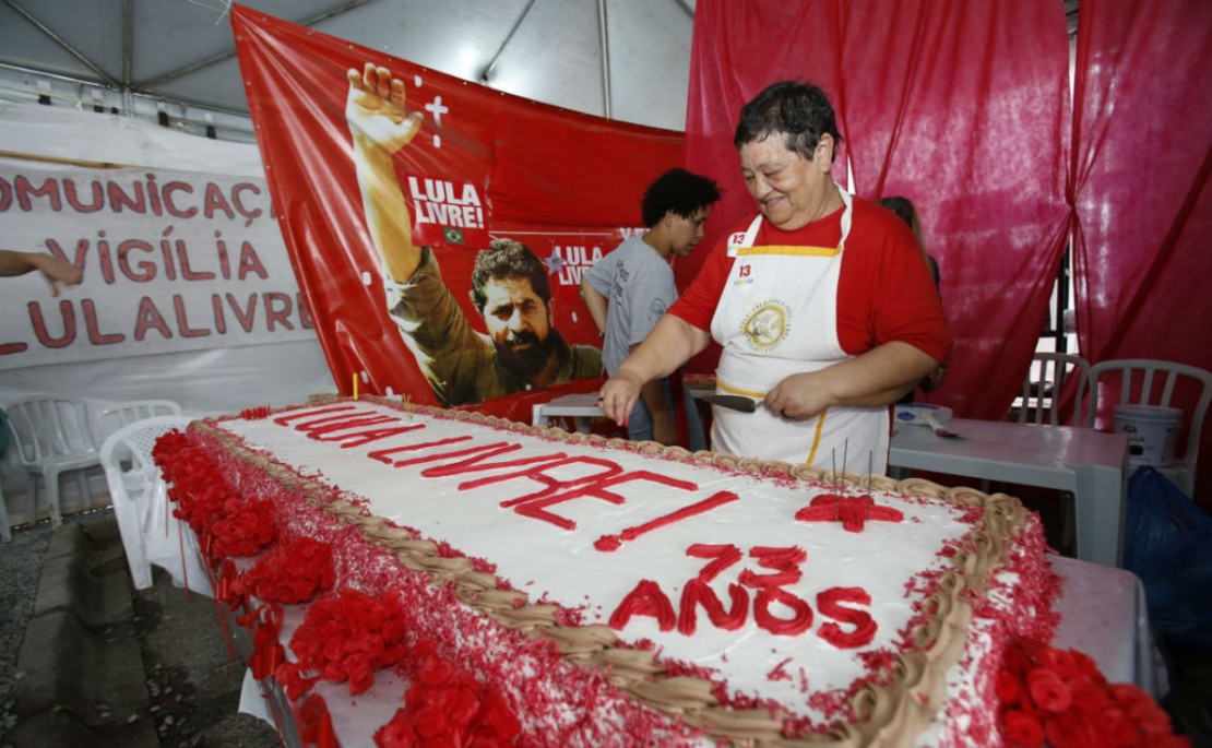 Aniversário de Lula é comemorado com festa em Curitiba.