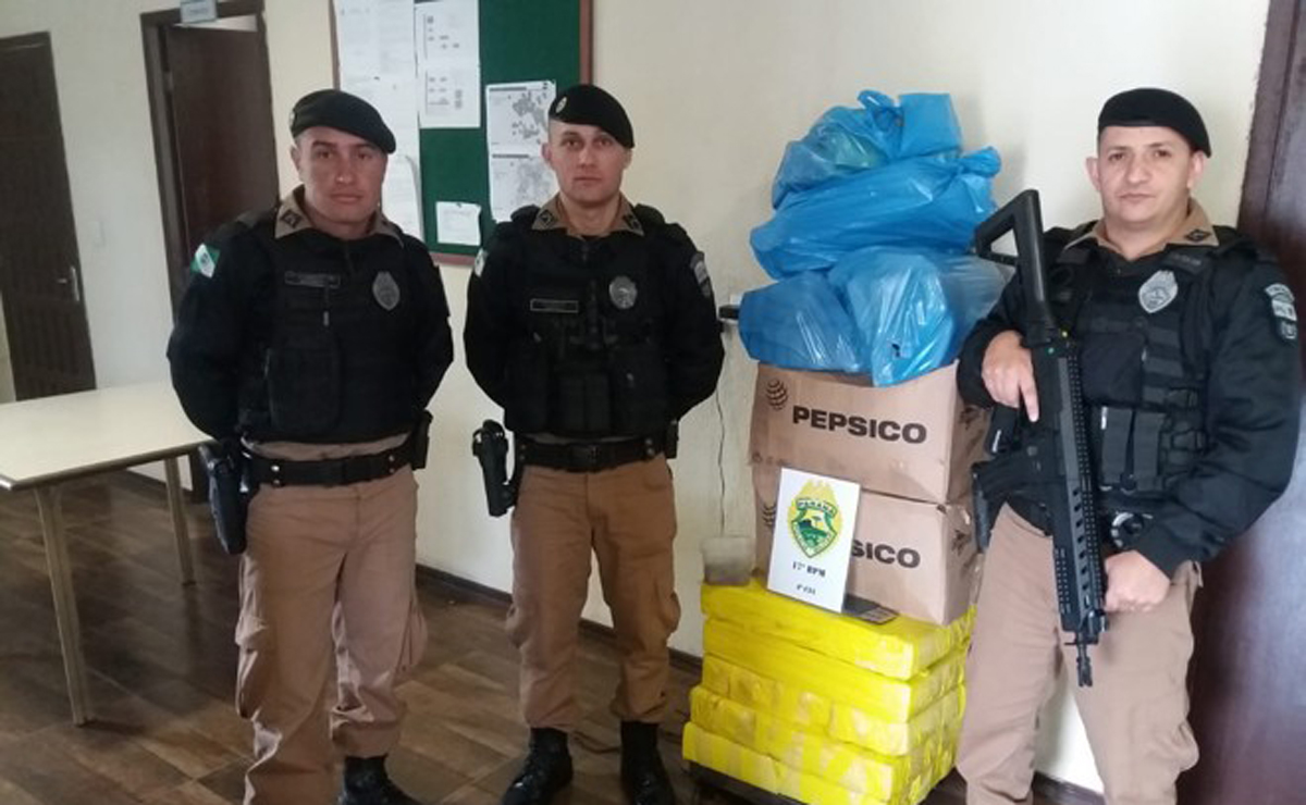 PMs apreendem 213 kg de maconha em Fazenda Rio Grande.
