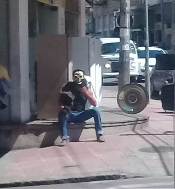 Um homem suspeito, que usava uma máscara foi fotografado na região. Foto: Colaboração