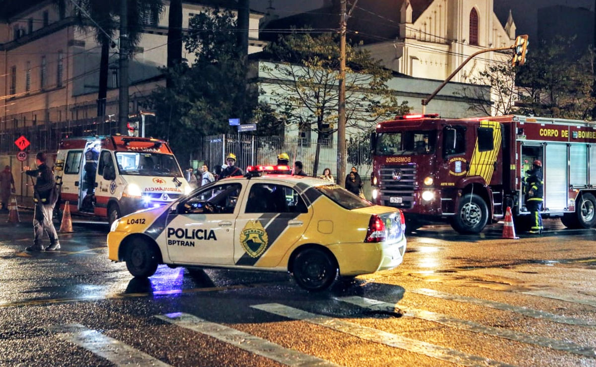 O acidente aconteceu logo após o coletivo sair do ponto. Foto: Lineu Filho.