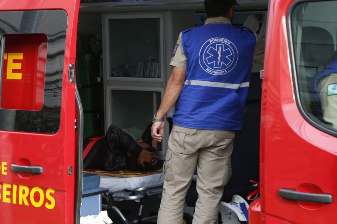 Jovem foi baleado em esquina de grande movimento no Centro de Curitiba. Foto: Átila Alberti/Tribuna do Paraná
