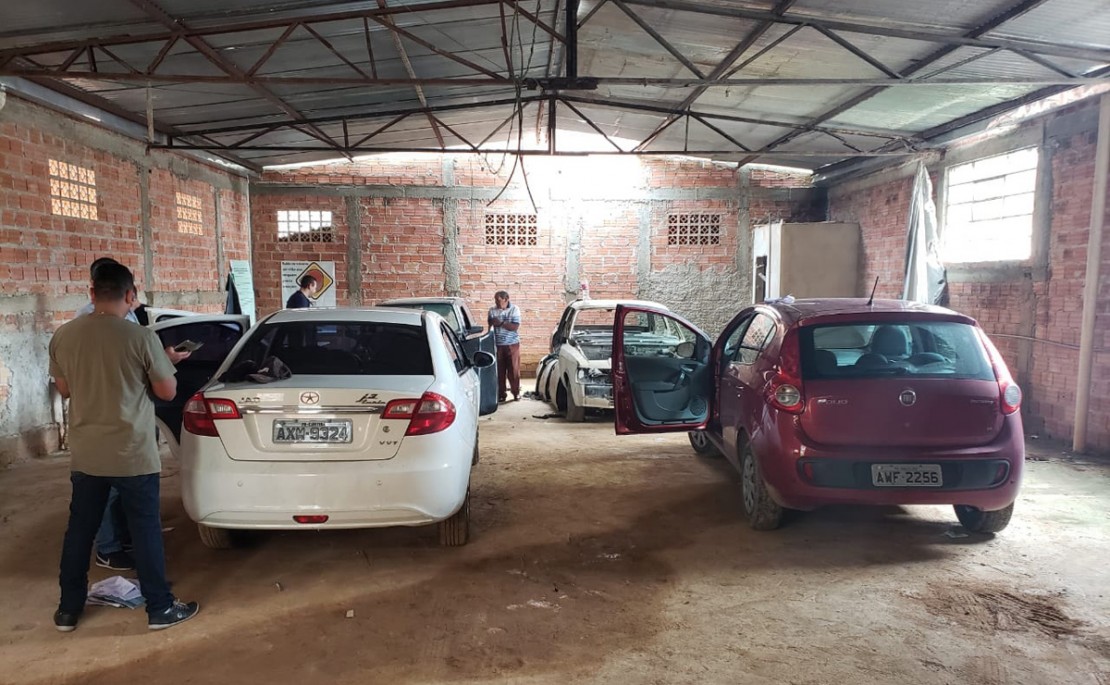 Barracão usado para esconder carros roubados em Campo Largo, na Região Metropolitana de Curitiba.