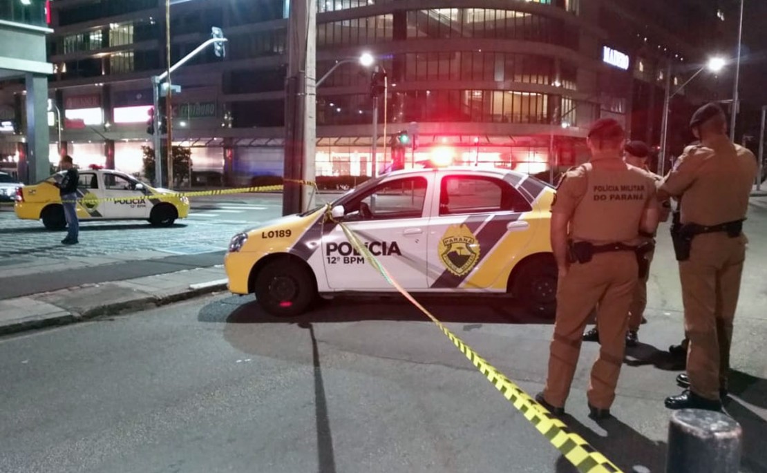 Rapaz caiu morto no Centro após tomar um tiro no coração. Foto: Colaboração/Tony Mattoso.