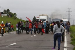 Manifestação bloqueia os dois sentidos do Contorno Sul (BR-376), no Sabará, em Curitiba. Foto: Átila Alberti/Tribuna do Paraná