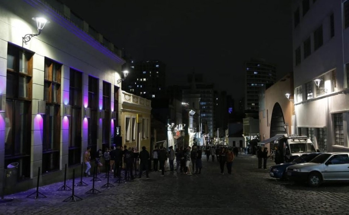 por volta das 22h30 o clima era tranquilo no Largo da Ordem, em Curitiba. Foto: André Rodrigues/Gazeta do Povo.