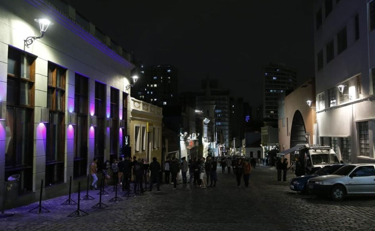 por volta das 22h30 o clima era tranquilo no Largo da Ordem, em Curitiba. Foto: André Rodrigues/Gazeta do Povo.