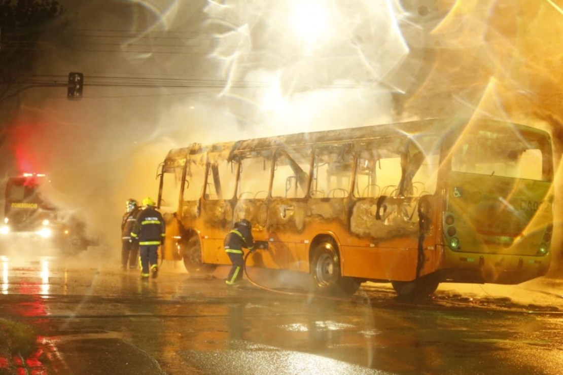 Moradores do Cajuru voltam a protestar pela morte do jovem Ruhan Machado. Foto: Lineu Filho/Tribuna do Paraná