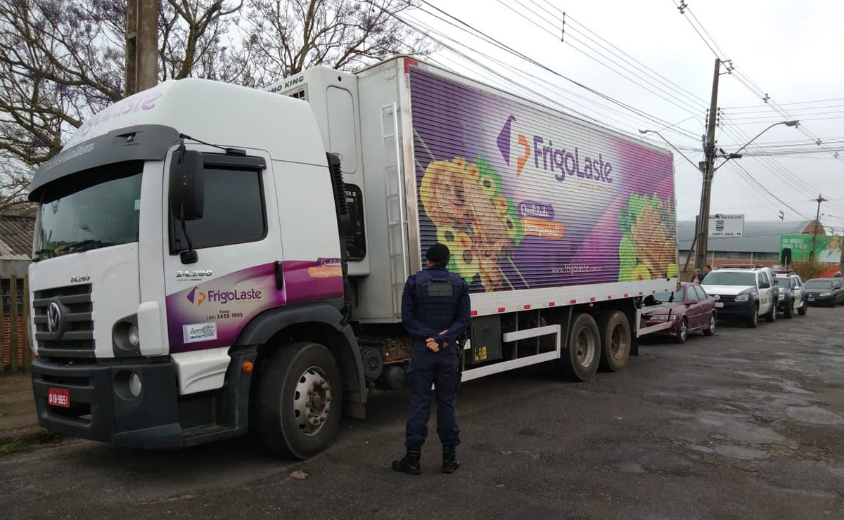Caminhão abandonado é encontrado em Campo Largo.