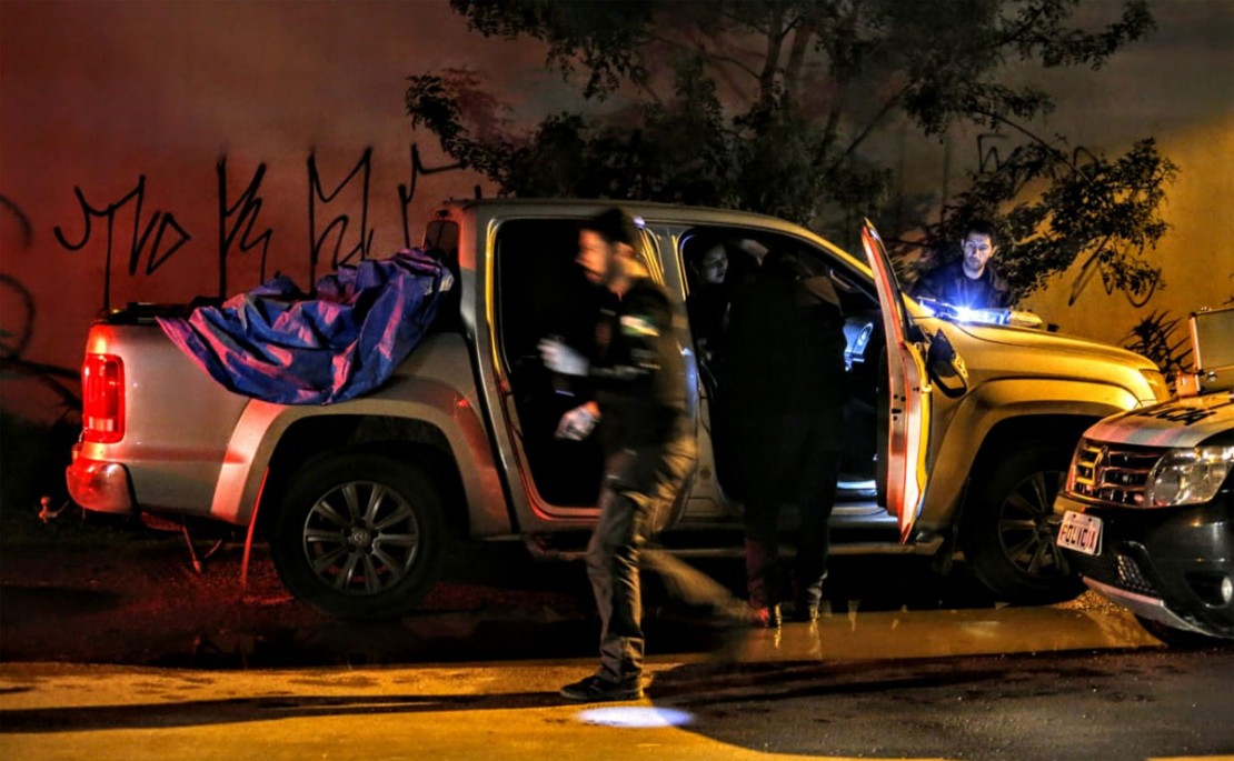 Na caçamba de caminhonete estava uma lona com sangue. Foto: Lineu Filho/Tribuna do Paraná.