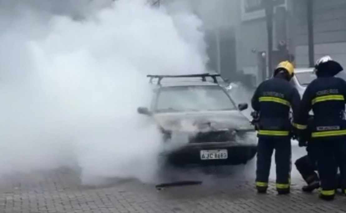 Carro pega fogo em frente a shopping de Curitiba.